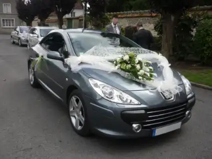 decoration-fleurs-sur-capot-voiture-mariage